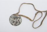 Metalinis žetonas, privalomas nešioti Vilniaus geto kaliniams nuo 1943 m. vasario 7 d.