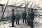 Arklio muziejaus tarybos nariai apžiūri remontuojamą klojimą