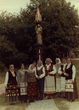Zigmo Kalesinsko vadovaujamas folklorinis ansamblis prie Šv. Juozapo darbininko koplytstulpio Vilkijoje