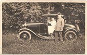Rietavo miškų urėdijos urėdas Zenonas Giniotas su žmona Izidora prie automobilio. 1932 m.
