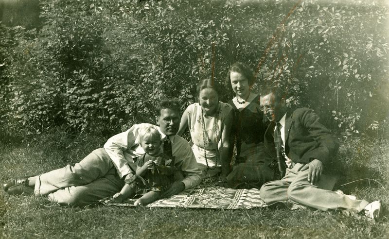 Iškylos į gamtą metu. ~1932 m. 1-as chirurgas Šarkis laiko dukrelę ant rankų, 2-oji žmona gydytoja Šarkienė, 3-čia med.sesuo T.Zalūbienė su vyru.