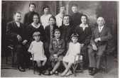Kunigas Mykolas Krupavičius (1885-1970) su seserimis ir giminaičiais