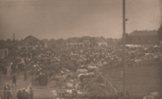 Rietavo miesto aikštė turgaus dieną apie 1930 m. Vaizdas į rytų pusę