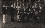 Rietavo dvaro sodyba. Prie oranžerijos groja Rietavo progimnazijos džiaz-band ansamblis. 1932 m. birželio 5 d.
