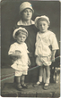 Fotografija. Moteris su dviem mažamečiais vaikais. Asmenys neatpažinti