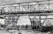 O. Cygleris. Atstatomas siaurojo ir valstybinio geležinkelių tiltas per Įsruties upę prie Įsruties miesto, 1914 m. Atviruko aversas
