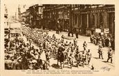Robertas Zenekė. Pagrindine Lodzės gatve vedami kovose dėl Varšuvos į nelaisvę paimti rusų kariai. 1915 m. Atviruko aversas