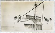 Barko „Moshulu“ jūreiviai ant grotstiebio bombramrėjos tvarko burę