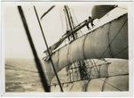Prie barko „Moshulu“ grotstiebio bramrėjos jūreiviai tvirtina bramselį