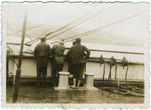 Barko „Moshulu“ jūreiviai prie falšborto stebi krantą