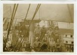 Barko „Moshulu“ jūreiviai ant laivo bako atviroje jūroje