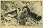 Fotografija. SSRS MGB vidaus kariuomenės 298-ojo šaulių pulko kareivis susprogdintame Algimanto apygardos štabo bunkeryje. Šimonių giria, Anykščių ir Kupiškio apskritys, 1949 11 01-02.