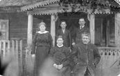 Skaitmeninis vaizdas „Suvalkiečių Dovydaičių šeima Runkių kaime, Višakio Rūdos valsčiuje, Marijampolės apskrityje apie 1919 metus“
