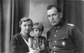 Skaitmeninis vaizdas „Karininkas Pijus Dovydaitis su žmona Julija ir dukterimi Asta Kaune 1931 metais“
