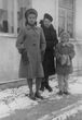 Skaitmeninis vaizdas „Julija Kumetytė-Dovydaitienė su dukterimis Asta ir Rita Reda prie savo namų Kaune 1943 metais“