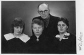 Skaitmeninis vaizdas „Pijus Dovydaitis su žmona Julija ir dukterimis Kaune 1960 metais“