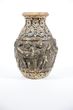 Keramikinė vaza, puošta augaliniais ornamentais ir žmonių figūromis.