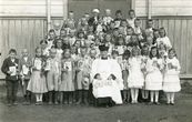 Saločių parapijos vaikai, priėmę Pirmąją Komuniją