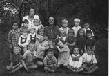 Beatričė Grincevičiūtė jaunystėje su vaikų darželio vaikais