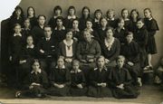 Biržų gimnazijos II b klasės mokinės su mokytojais 1931 m.