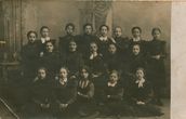 Nuotrauka. Marijampolės „Žiburio" mergaičių progimnazijos I klasės mokinės