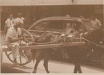 Nuotrauka. Arklio traukiamas vežimas miesto gatvėje
