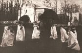Rietavo dvaro sodyba. Graudi teatrinė gimnazijos moksleivių improvizacija prie griaunamų kunigaikščių Oginskių rūmų, apie 1927 m.