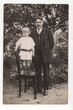 Pranas Gineitis (1894–1942), Pranciškaus Gineičio sūnus, vienas Utenos „Saulės“ gimnazijos steigėjų, su sūnumi Romualdu. Maždaug 1930–1932 m.