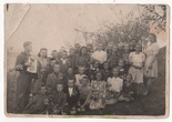 Tauragnų progimnazijos III klasė iškyloje prie Taurapilio piliakalnio. 4-tas iš kairės Rimantas Gineitis (g. 1935), Karolio Gineičio sūnus, ištremtas dar nepasibaigus mokslo metams, 1948 m. gegužės 22 d.