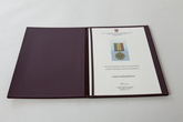 Medalio, skirto Limai Koženkovai, sertifikatas su dėklu
