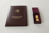 Medalis, skirtas Limai Koženkovai, ir jo sertifikatas dėkluose