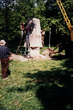 Leono Striogos sukurtos skulptūros "Vaidila su varpu" statymo darbai. Raudondvario dvaro parkas 1996 m.
