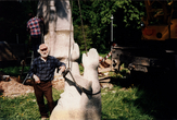 Skulptorius Leonas Strioga prie paties sukurtos skulptūros "Vaidila su varpu" baigiamojo segmento. Raudondvario dvaro parkas 1996 m.