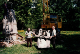 Leono Striogos sukurtos skulptūros "Vaidila su varpu" statymo darbai. Raudondvario dvaro parkas 1996 m.