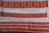 Aukštaitės tautinio kostiumo prijuostės ir nuometo fragmentai. D. ir Z. Kalesinskų liaudies amatų mokyklos pirmosios tekstilininkių laidos diplominis darbas