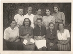 Beatričė Grincevičiiūtė jaunystėje su darželio darbuotojomis