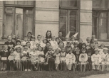 B. Grincevičiūtė jaunystėje su Vilniaus darželio vaikais