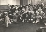 B. Grincevičiūtė su vaikais Vilniaus grąžtų gamyklos vaikų darželyje