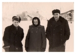 Nuotraukoje iš kairės Antanas Puodžiukas, Ona Puodžiukienė, Juozas Kralikevičius (nuo Alytaus). Vorkuta, 1957 m.