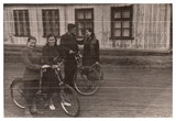 Nuotraukoje 1-ma iš kairės Ona Puodžiukienė, 1-ma iš dešinės Genutė Ilčiukaitė iš Vyžuonų. Tarp jų Kuzmų šeima. Vorkuta, 1958 m.