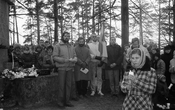 Skaitmeninė fotografija.  Vėlinių minėjimas Latvijos Respublikoje, Červonkos kaimo  kapinėse 1988 m.   Fotografas - Petras Prascienius