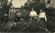 Anupro Karaliaus šeima prie savo namų Biržuose