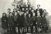 Juozas Černiauskas su Biržų pradinės mokyklos mokiniais