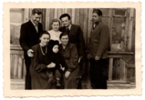 Nuotraukoje iš kairės Rimantas Gineitis, sesuo Gražina, kaimynas, su vaiku ant kelių sėdi Elena, R. Gineičio brolio Algimanto žmona, toliau Valerija Gineitienė, dešinėje stovi A. Gineitis. Nižniaja Poima gyvenvietė, Krasnojarsko kraštas, 1957 m.