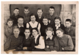 Sosnovkos septynmetės mokyklos mokiniai-tremtiniai, 7 klasė. Viršutinėje eilėje pirmas iš dešinės Rimantas Gineitis, antroje eilėje viduryje – matematikos mokytoja, Pavolgio vokietė, tremtinė. Krasnojarsko kraštas, 1951 m. balandžio 22 d.