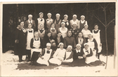 Rietavo miškų urėdijos, Bagdonavo girininko žmonos Elžbietos Krolienės suorganizuoti namų ruošos kursai Girėnų kaimo ir apylinkių moterims ir mergaitėms, apie 1935 m.