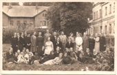 Rietavo žemesniosios žemės ūkio mokyklos moksleivės su mokytojais mokyklos kiemelyje, apie 1930 m.