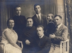 Olga Kalkovaitė Chomskienė  su dukra Juzefa ir sūnumis Ferdinandu, Teodoru, Boleslovu, Vaclovu ir Romanu