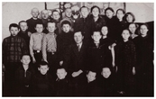Skarulių parapijinės pradžios mokyklos mokytojas J. Škėma su mokiniais. Apie 1946 m.
