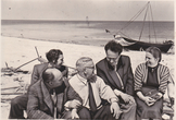 Rašytojų keliaujančių po Latviją fotografija. Iš kairės pirmam plane: neatpažntas vyras, A. Venclova, A. Churginas. Antram plane K. Kubilinskas